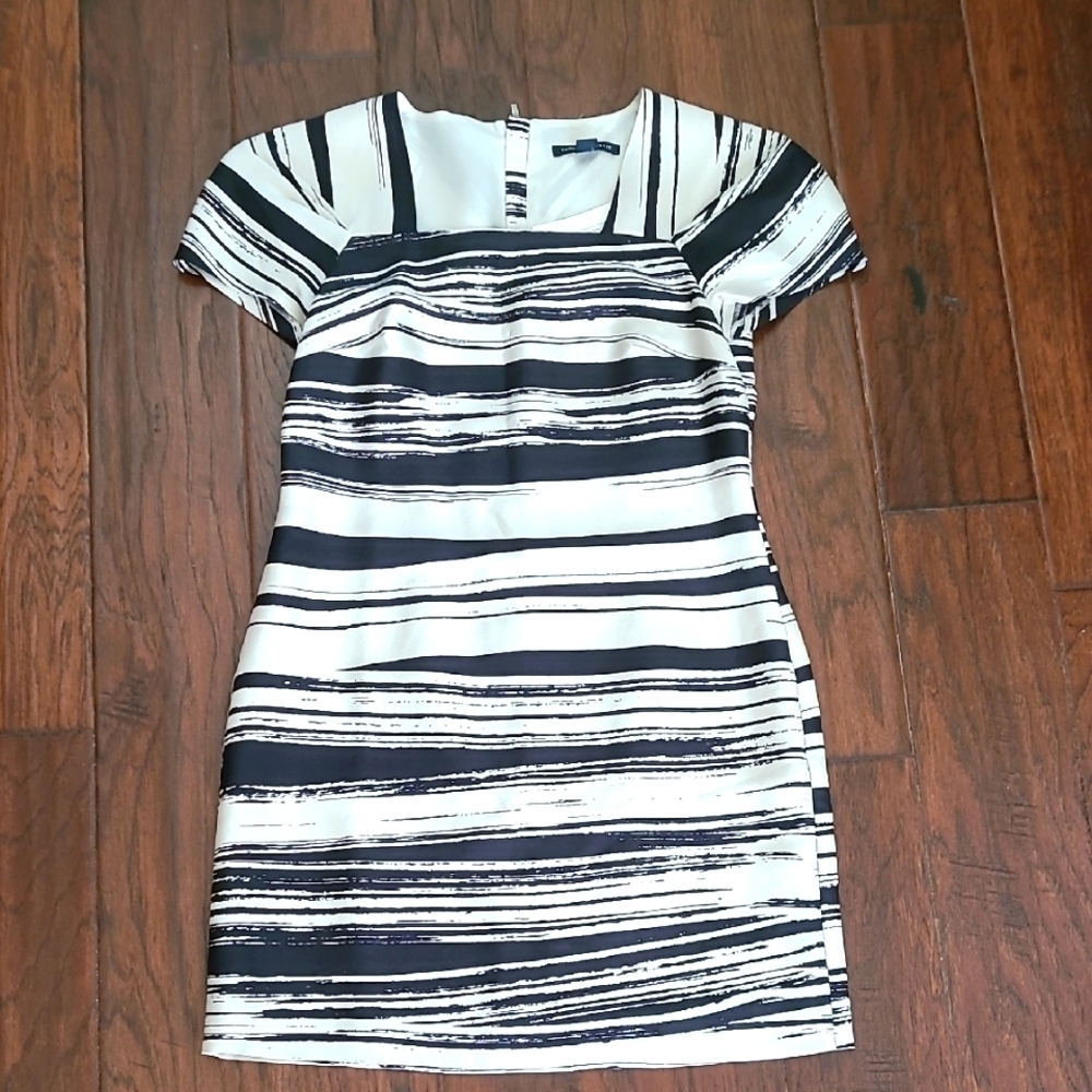 NWT Banana Republic Elegant black and cream 100% Silk dress size 2